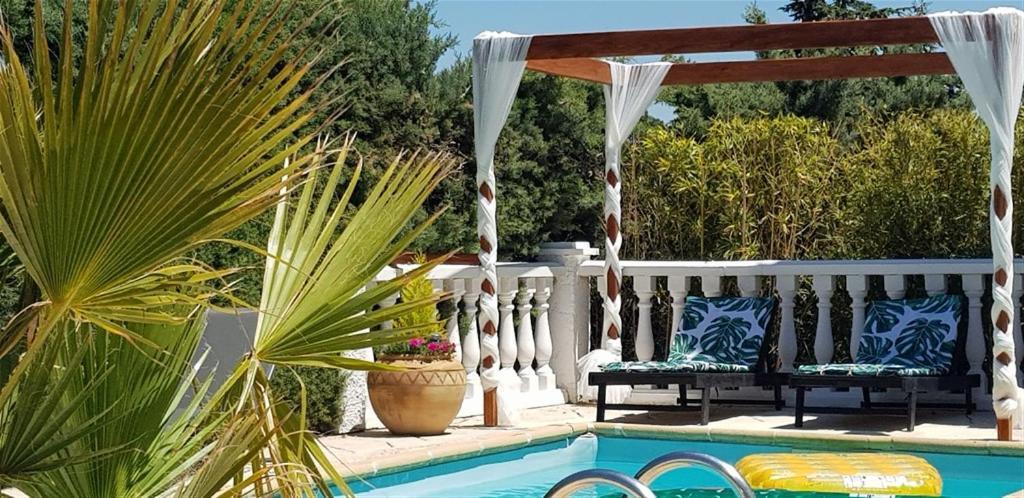 Villa T3 A 10' De Cassis - Piscine Privee Et Cuisine D'Ete Exterieure Carnoux-en-Provence Luaran gambar